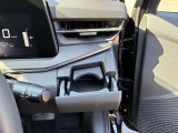 運転中にも飲み物を置けるドリンクホルダーです。エアコンの噴出し口の出口にありますので冷たい飲み物が冷えたままです。