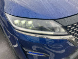 対向車がいてもハイビームを維持できるアダプティブLEDヘッドライト。先行車や対向車の有無に応じてハイビームの照射パターンを変化させ、常に視認性の高い状態が維持されます。