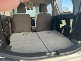 リアシートを倒せば、広い荷室を確保できます。