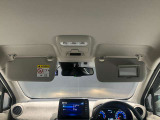 運転席のサンバイザーにはバニティーミラーも付いています。身だしなみチェックには欠かせません。