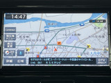 地図画面には現在地や周辺道路が表示され、目的地までのルート確認に役立ちます。画面上のボタンから表示を切り替えられるため、見たい情報を選びやすく日常のお出かけに便利です。