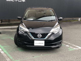 強い目力を感じさせるヘッドランプと特徴的なデザインの日産のアイデンティティ、Vモーショングリルの組み合わせが演出する、印象的で スポーティなフロントデザイン