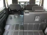 後部座席を倒すとかなりの広さがあり大きな荷物もラクラク積めますよ!