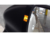 {ブラインドスポットモニター}隣の車線を走る車両をレーダーで検知し、ドアミラーに搭載されたLEDインジケーターが点灯し注意を喚起してくれます。
