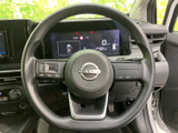 左右に操作ボタンを備え、運転姿勢を保ちながら各種機能にアクセスしやすい仕様です。メーターや前方を確認しながら扱いやすく、日々の運転を便利に支える装備として活躍します。
