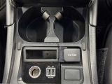 充電用端子付き。スマートフォンなどの充電に便利です。