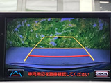 後方の映像にガイド線が表示され、駐車時に車両の向きや周囲を確認する目安になります。目視での確認と併用することで、車庫入れや狭い場所での後退をサポートします。