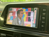 テレビ番組を画面で視聴できる装備です。停車中の休憩時間などに映像を楽しめるので、待ち時間を過ごす際にも便利にご活用いただけます。画面表示も見やすく、くつろぎの時間をサポートします。