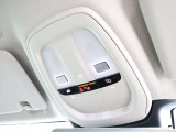 運転席のルーフには室内照明だけでなくSOSの通報ボタンが装備されています 事故の際にはワンプッシュでレスキューと通話が可能です