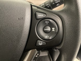 ハンドルにHondaセンシング系のクルーズコントロールやレーンキープアシストなどのスイッチが装備されています。ハンドルから手を離さず安全に操作できます。