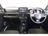 【まるまるクリーニング】内装工程では、中古車を気持ちよくお乗りいただけるよう清掃しております。シートの洗浄はもちろん、ニオイの元となるフロアカーペットまで洗浄・消臭を実施。