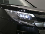 LEDヘッドライトです。デザイン性がよくとても明るいので、夜間の走行や悪天候でも安心です。しかも長寿命!