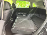 後席を倒すと荷室側までフラットにつながるアレンジが可能です。長尺物やかさばる荷物を載せたい場面にも活用でき、使い方に合わせて空間を広げられます。