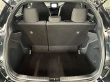 トランク収納スペースをご確認ください。荷物の積み下ろしがしやすい広さを確保しており、日常使いからレジャーまで幅広く活用できます。