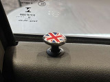 納車前点検にて360&deg;チェックを実施いたします。MINI専門メカニックが確認をして、交換基準に達している部品があれば純正部品に交換をし、メカニックによる試運転を経て、お客様のもとへお届けします。