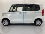 自社整備工場で点検整備をおこなってからお渡ししています。車検が残っている場合は『12ヶ月点検整備』を、車検整備付きの場合は『車検整備』をおこないます。整備費用は車両本体価格に含まれています。