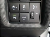 コーナーセンサーを車の前後に装備。障害物までの距離に応じて警告音を変えてお知らせ。縦列駐車時や駐車場・車庫などでの取り回しをサポートします。詳細は販売店スタッフまでおたずねください。