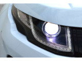 LEDシグネイチャー付きHIDヘッドライトが装着されています。