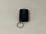 スマートキーを装備しています☆カギをカバンやポケットに入れて頂いた状態でドアロックの開閉やエンジンスタートをして頂けますよ!とても便利な装備です!
