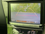 後方の映像に加えて目安となるガイド線が表示され、駐車時に車両周辺を確認するのに役立ちます。周囲を直接確認しながら、バック時の位置合わせをサポートしてくれる便利な装備です。