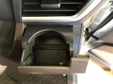 便利なドリンクホルダーが付いています。