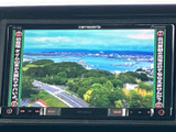 テレビ番組を画面に映して楽しめる装備です。停車中の待ち時間にも映像を視聴でき、車内で過ごす時間を快適にしたい方にうれしい機能として活用いただけます。