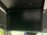 【フリップダウンモニター】大画面モニターで後席でもエンタメをお楽しみいただけます。小さなお子様にも大人気の装備です♪