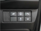 ホンダセンシングが装備されています。アダプティブレーダークルーズやレーンキープアシスト、車線逸脱防止機能なども備えていて、ロングドライブも快適で安全にお楽しみいただけます。