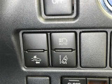 レーンディパーチャーアラートとは車線または走路からの逸脱の可能性を警告すると共に、車線または走路からの逸脱を避けるためのハンドル操作の一部を支援する機能です。詳細は販売店スタッフまでおたずねください。