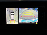 後方の映像に加え、車両周辺を上から見た表示も確認でき、駐車時の位置把握をサポートします。画面の目安線も参考にしながら、周囲を直接確認して慎重に操作できます。