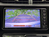 後方の様子に加えて進路の目安も画面に表示され、駐車時の周囲確認をサポートします。目視確認と併用しながら、後退時の操作を落ち着いて行える便利な装備です。