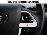 視線移動を少なくできるステアリングスイッチ付き。右側では、車線逸脱警報など運転支援系の操作が可能です!