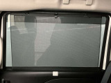 【ロールサンシェイド】日差しがまぶしい時などにロールサンシェードをスッと引き出し高い遮光率で、安眠を妨げません。