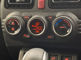 【オートエアコン】一度お好みの温度に設定すれば、車内の温度を検知し風量や温度を自動で調整。暑い&hellip;寒い&hellip;と何度もスイッチ操作をする必要はありません。快適な車内空間には必須の機能ですね♪