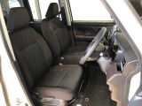 運転席の座面高さを調整できるシートリフターが付いています。
