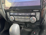 エアコンはオートエアコンです(^-^)温度調節も細かくできるので車内を快適な温度にできますよ(*^^*)人気の装備です☆