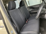運転席と助手席は、身体を支える形状のシートが並び、落ち着いて過ごせる空間です。窓から外の様子を確認しやすく、乗り降りの際も室内の清潔感を感じていただけます。
