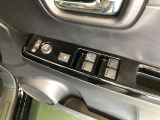 【窓操作部分】運転席のスイッチでは、すべてのウィンドーの開閉操作を行うことができます。