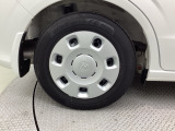 純正スチールホイールです。アルミホイールに比べ、強度があるのが頼もしい!車にぴったりなデザインのホイールカバー付です。