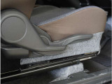 【運転席シートリフター】運転席シートリフターで座面を上下に上げ下げできます。運転しても疲れにくい姿勢に調整できます。
