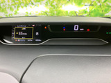 速度などの情報が運転席前方の画面に集約され、走行に必要な表示を確認しやすい配置です。警告や案内の表示も同じ視界に入り、日々の運転時に車両情報を把握するのに役立ちます。
