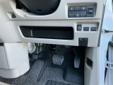 駐車ブレーキは足踏み式です