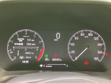 速度や燃料残量などの情報が運転席正面にまとまり、必要な表示をひと目で確認できます。数字や目盛りが見やすく配置され、日々の運転中も情報を把握しやすい設計です。