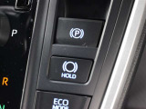 「HOLD」スイッチを押し、システムONの状態にしておくことで、渋滞や信号待ちなどでブレーキを踏んで停車した時にブレーキを保持。アクセルを踏むと解除されます。