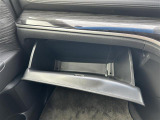 【グローブボックス】大容量のグローブボックスです!!車検証ケース他、日頃使う小物類の収納スペースもたくさんあります!