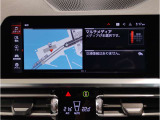 【ⅰドライブナビゲーション】文字情報も鮮明に表示する高解像度カラーディスプレイを採用。視認性に優れた地図デザインと特徴的な建造物を目印にした描写表示で現在位置を把握できます。地図データの更新も可能です