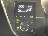 【オートエアコン】一度お好みの温度に設定すれば、車内の温度を検知し風量や温度を自動で調整。暑い&hellip;寒い&hellip;と何度もスイッチ操作をする必要はありません。快適な車内空間には必須の機能ですね♪