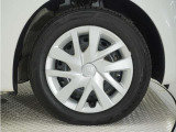 ◆純正ホイール装着車◆シンプルなデザインのホイールキャップ付きです。