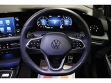 ハンドルは前後、上下で調節することができ、運転される方の好みに合わせて動かすことができます。ハンドルリモコンもついておりますので、運転したままでもオーディオ類を操作できます。