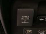 シフトはセレクトレバーのなくなったエレクトリックギアセレクターになっています。下には電子制御パーキングブレーキがあります。スイッチひとつでブレーキ力を自動的に制御できるパーキングシステムです。